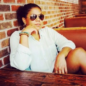 Meet your Posher, Elizabeth